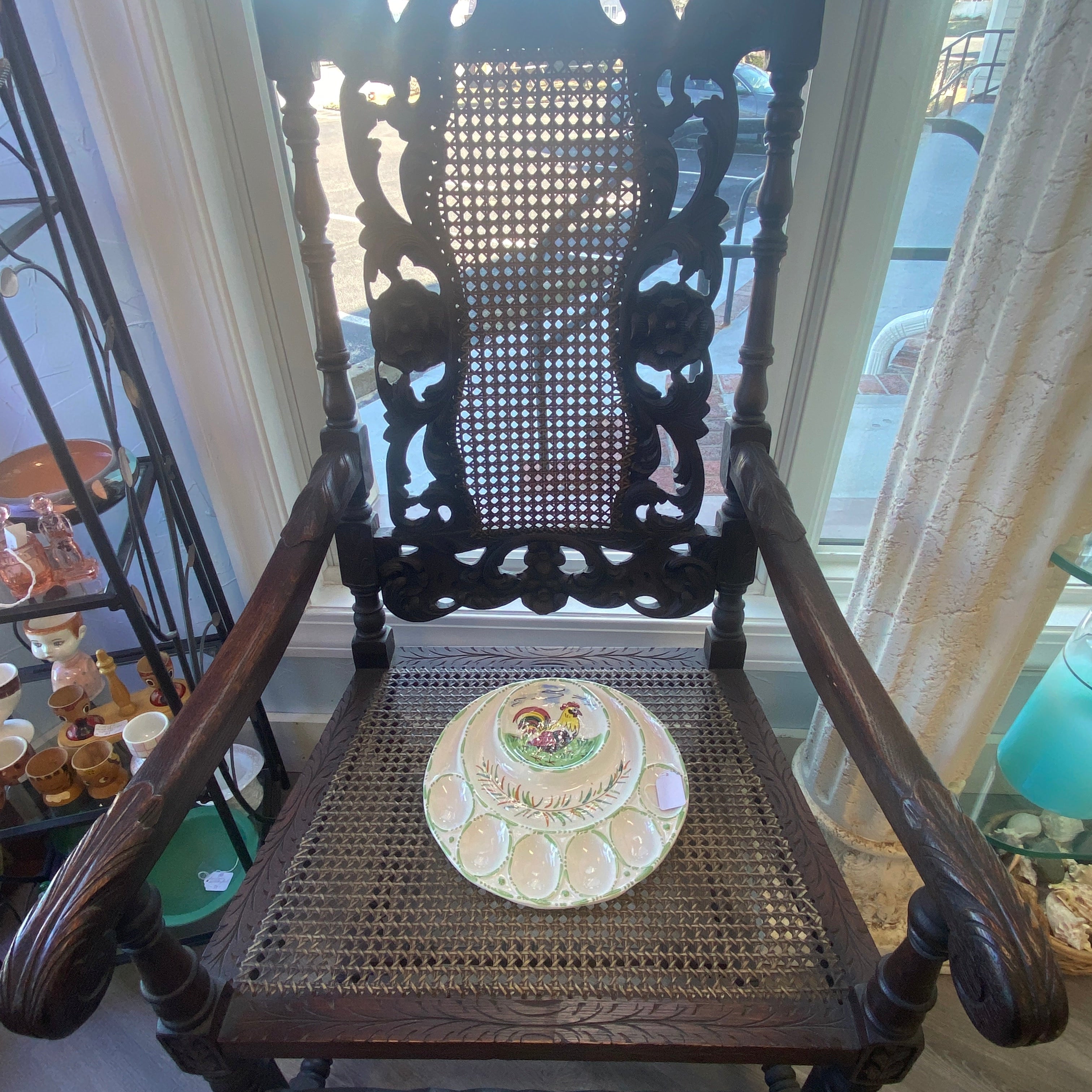 THE DIFFERENCE BETWEEN ANTIQUE AND VINTAGE