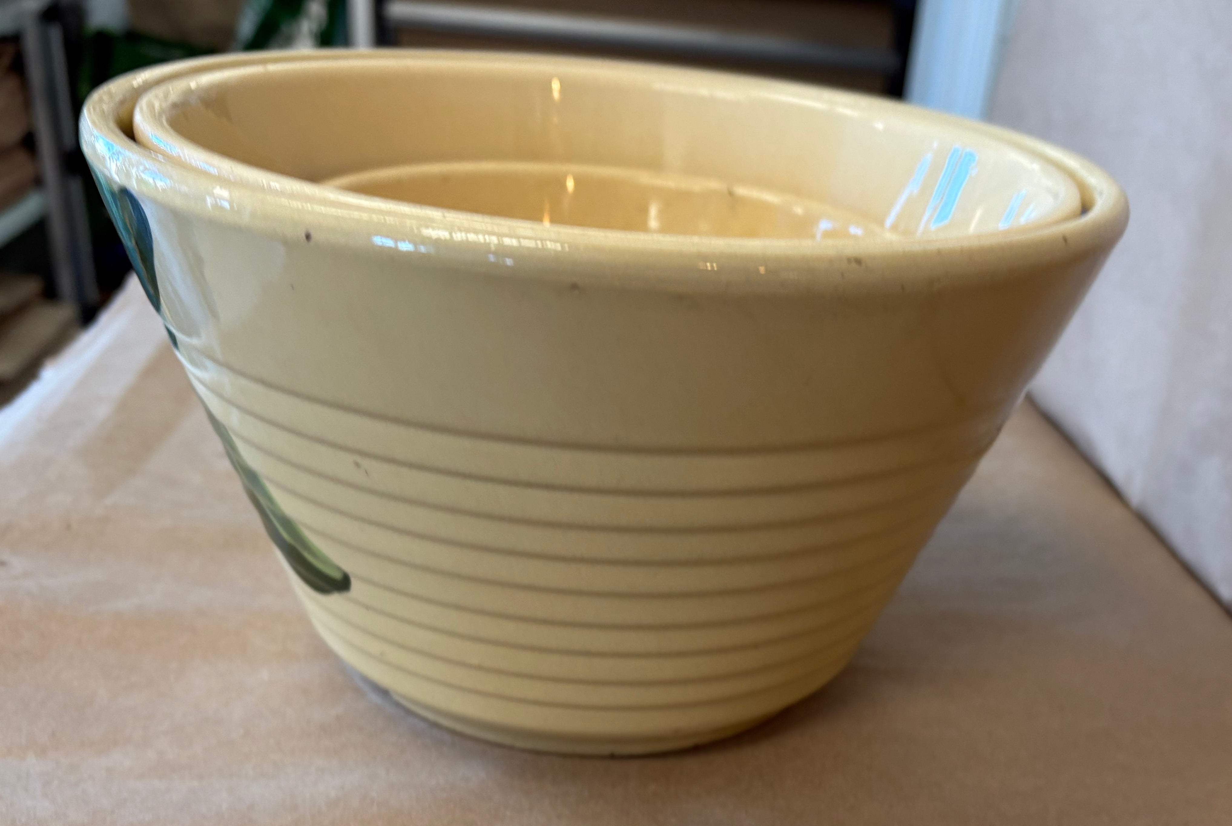 Set of three Watt Ware rippled apple nesting bowls
