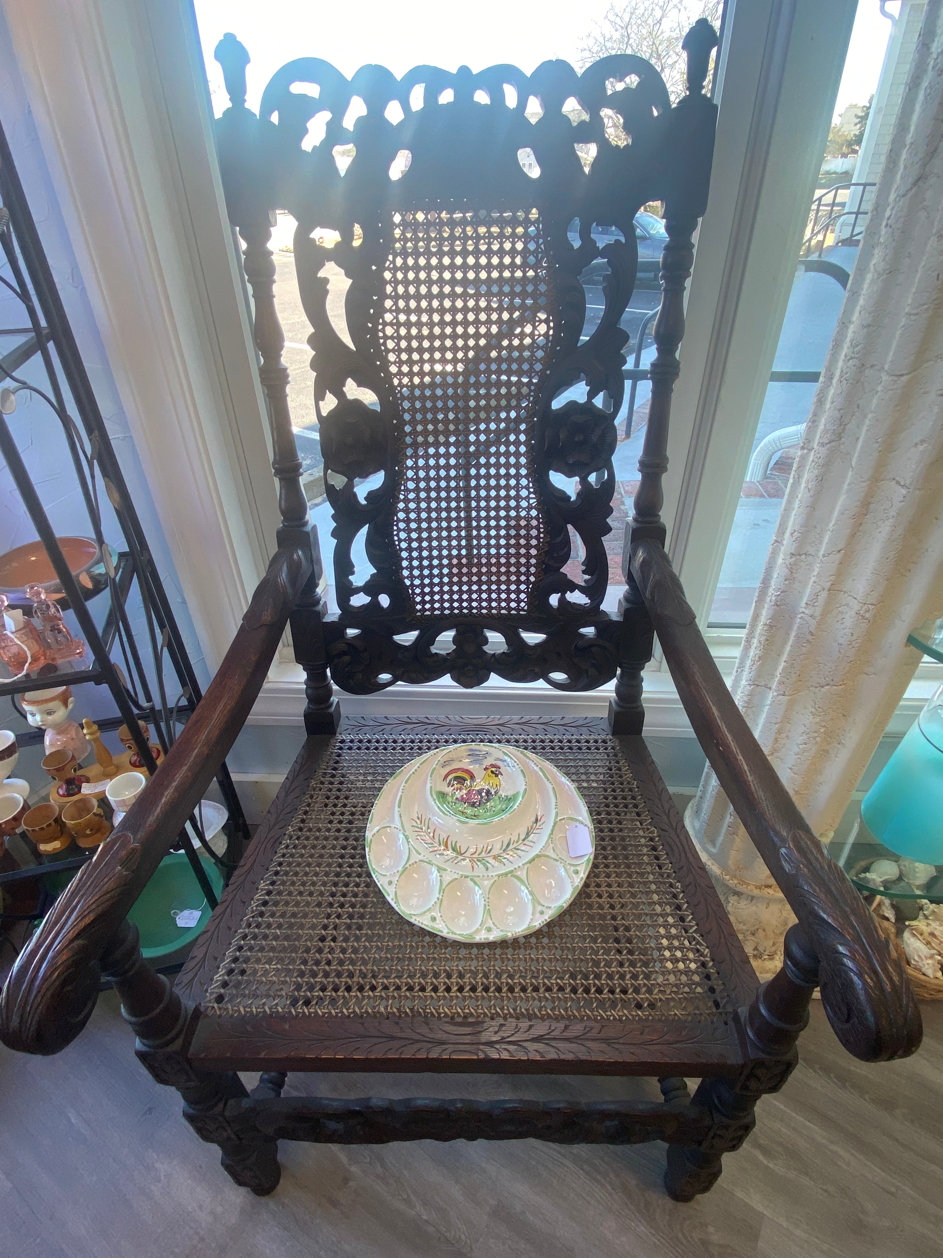 THE DIFFERENCE BETWEEN ANTIQUE AND VINTAGE