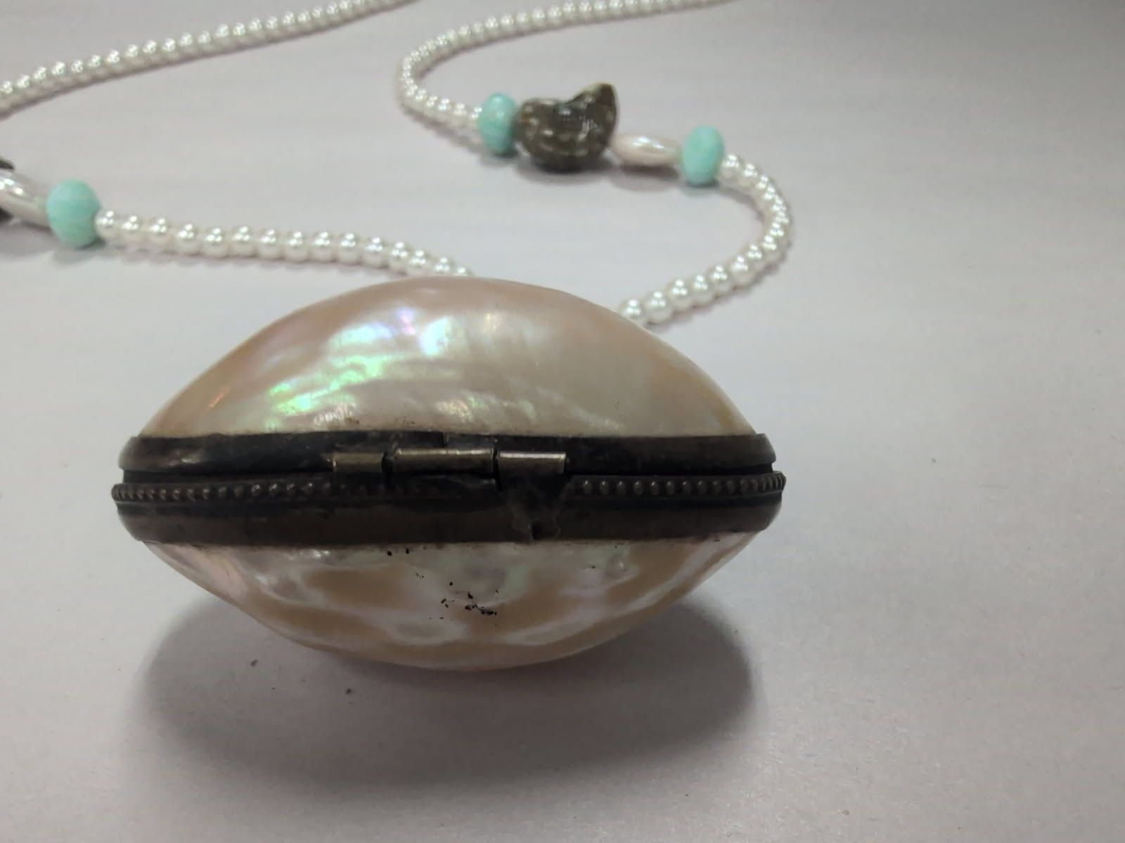 MOP shell box necklace