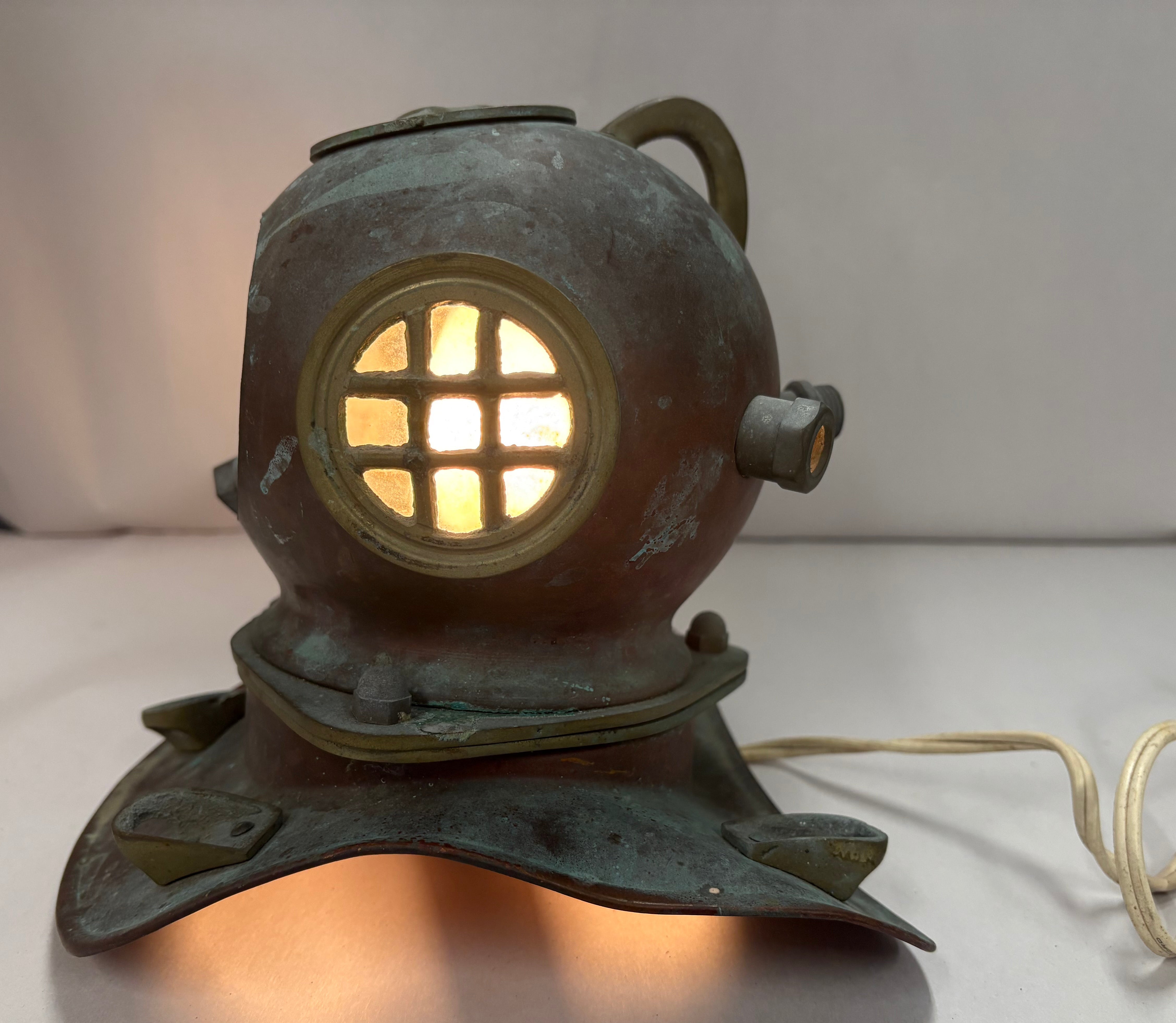 Mini diver's helmet lamp