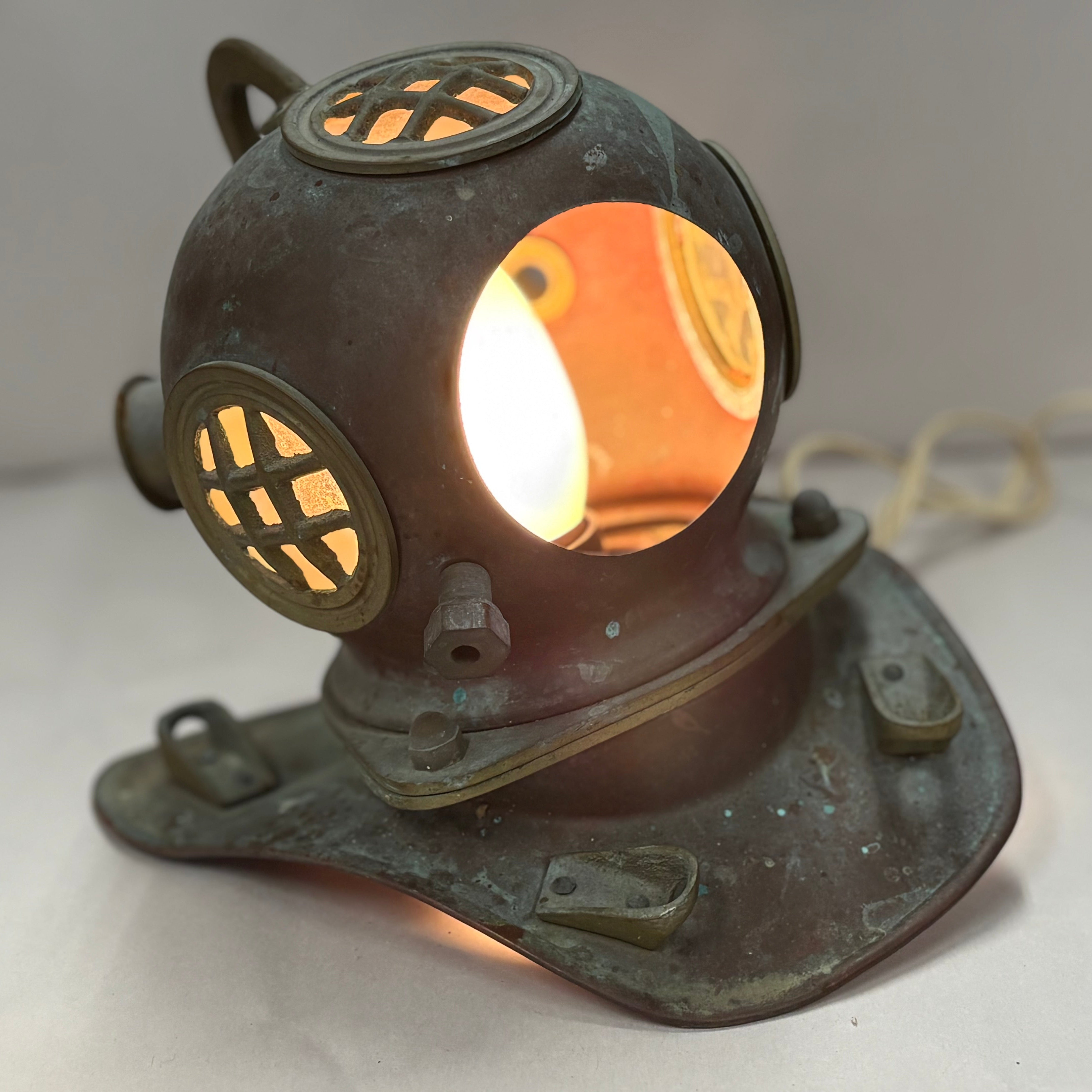 Mini diver's helmet lamp