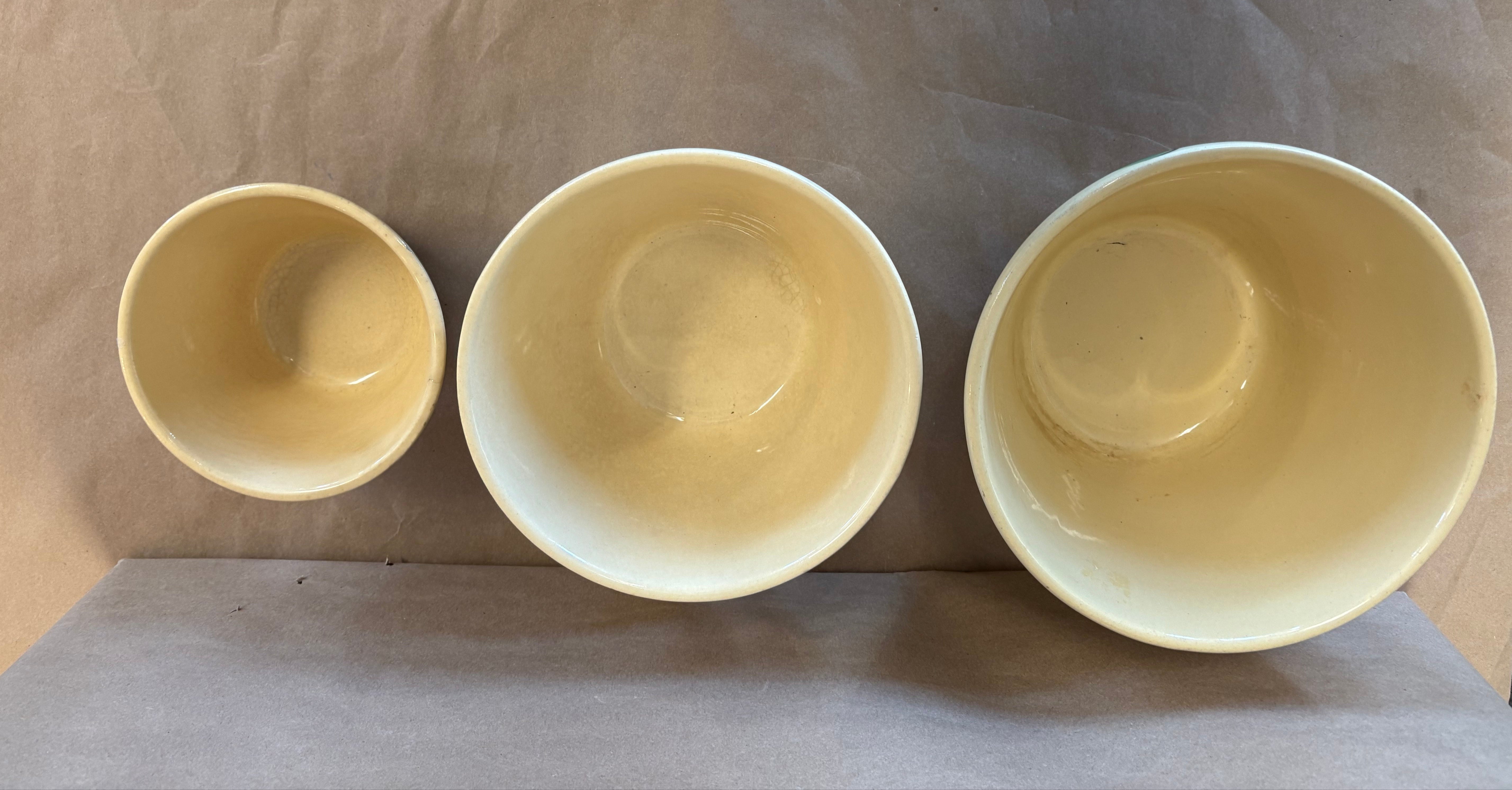 Set of three Watt Ware rippled apple nesting bowls