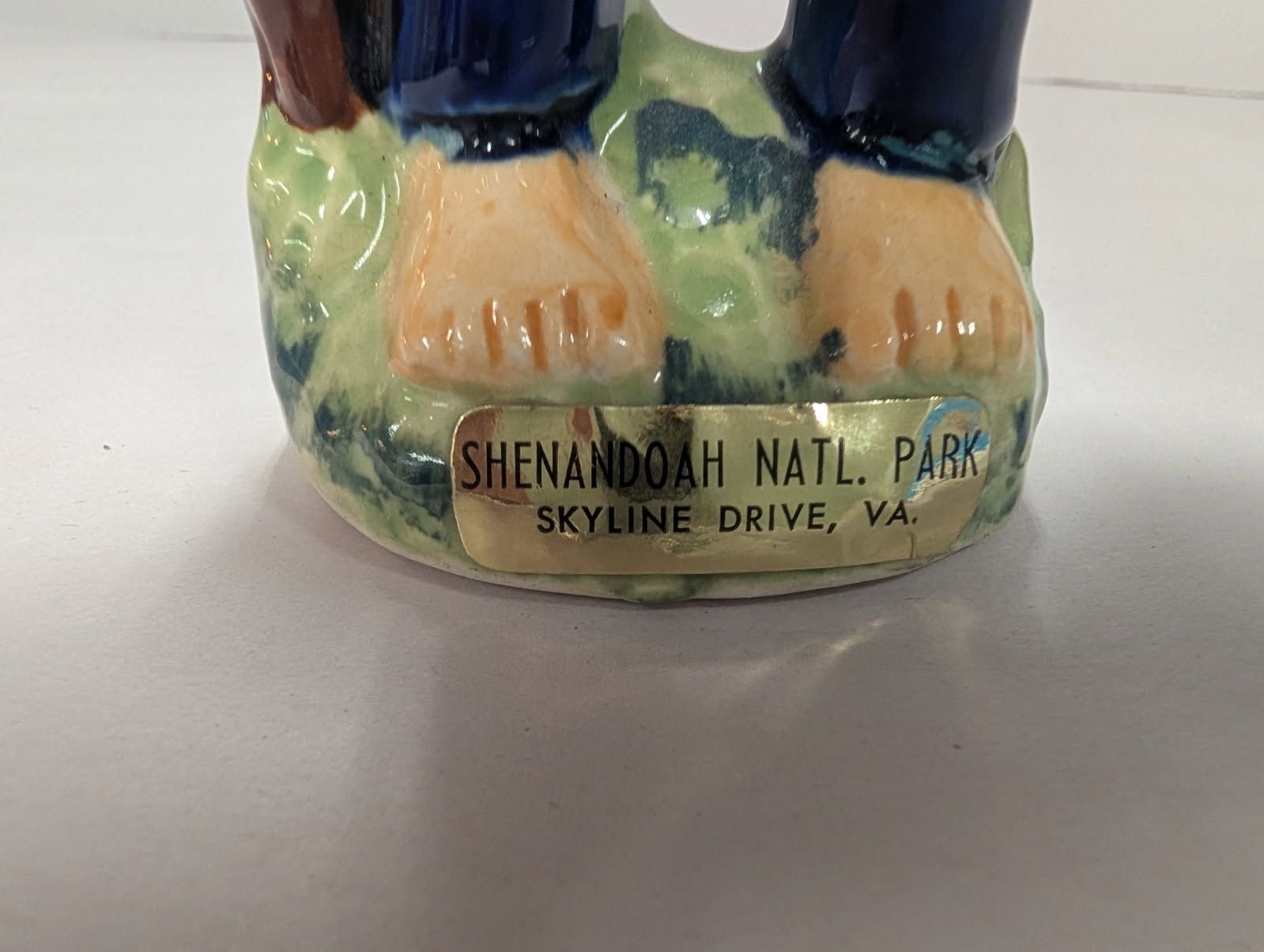 Salt & pepper shaker of an oriental man carrying jugs