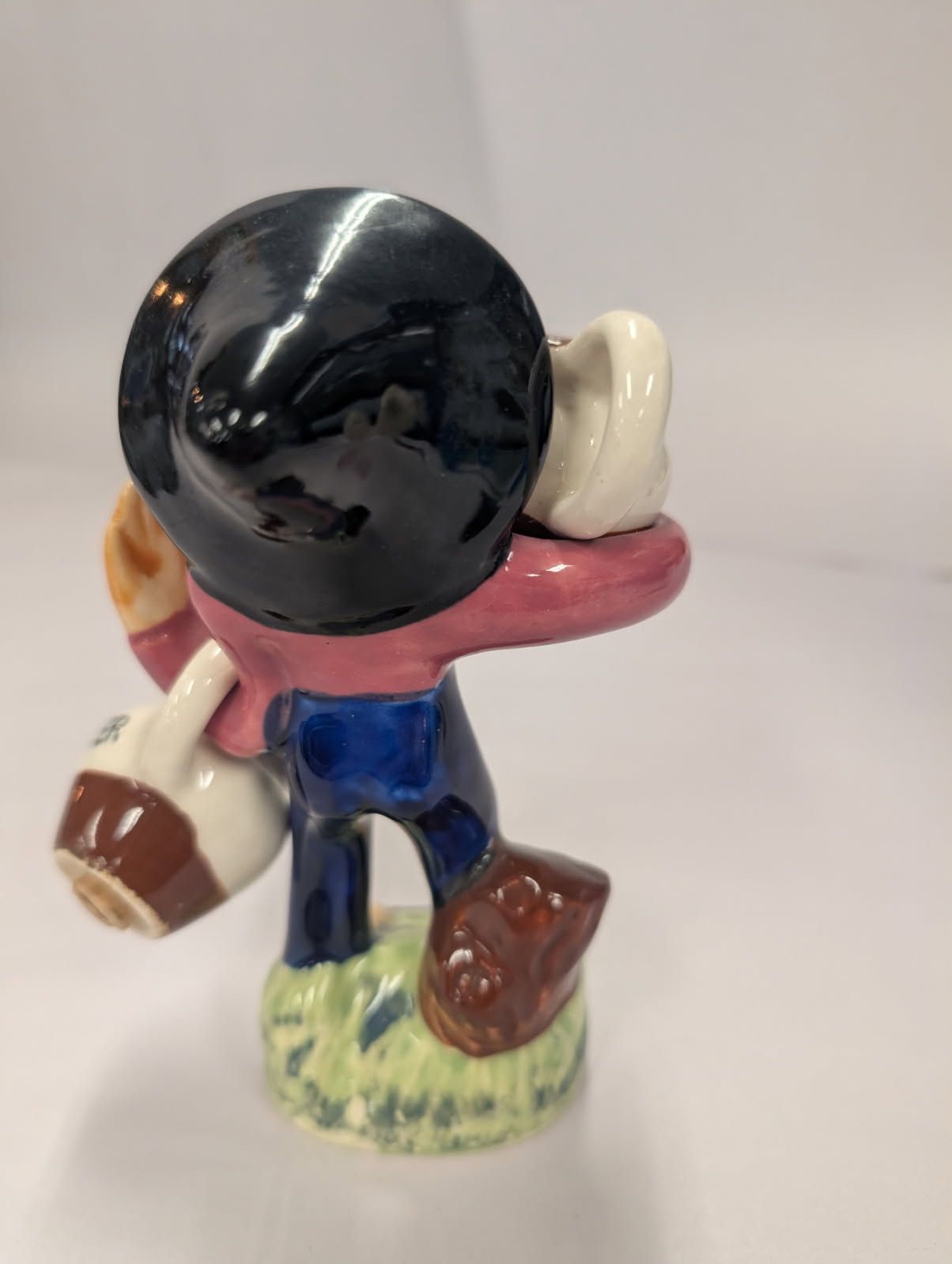 Salt & pepper shaker of an oriental man carrying jugs