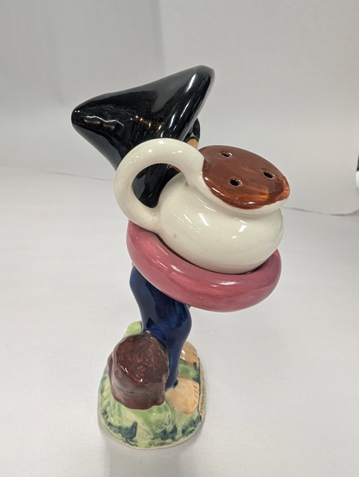 Salt & pepper shaker of an oriental man carrying jugs